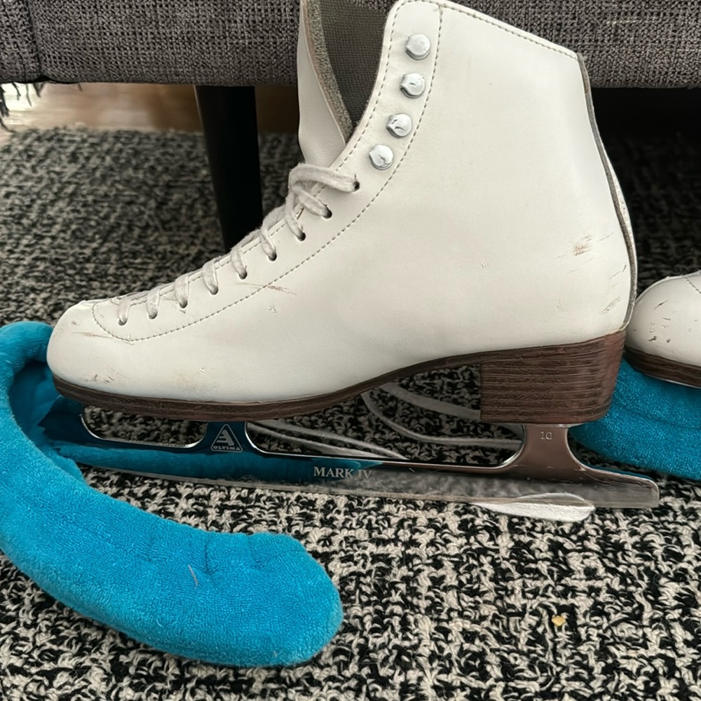 Ice skate  size 7W It’s so new I have no idea about the brand but it’s great